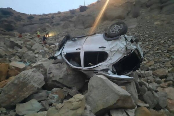 ببینید | سقوط خونین خودروی سواری حین پارک به داخل دره مقابل چشم مردم! ببینید | سقوط خونین خودروی سواری حین پارک به داخل دره مقابل چشم مردم!